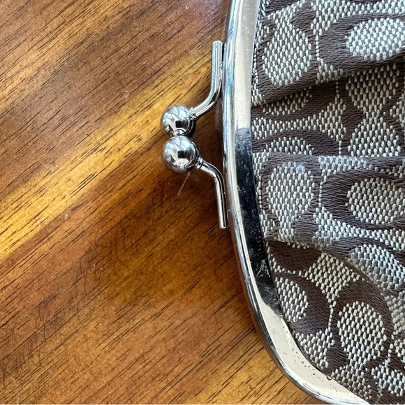 Coach classic brown signature kiss lock change coin purse - Picture 5 of 6